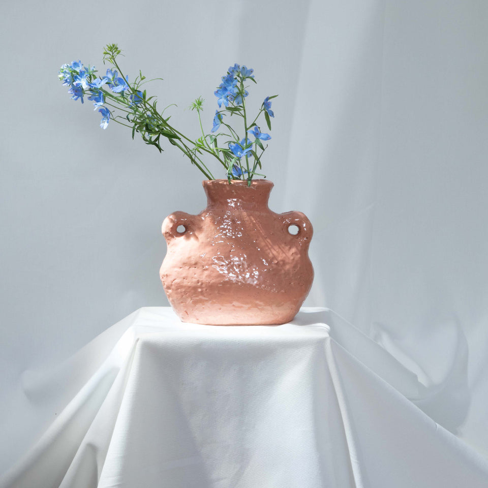 Vase rose texturé