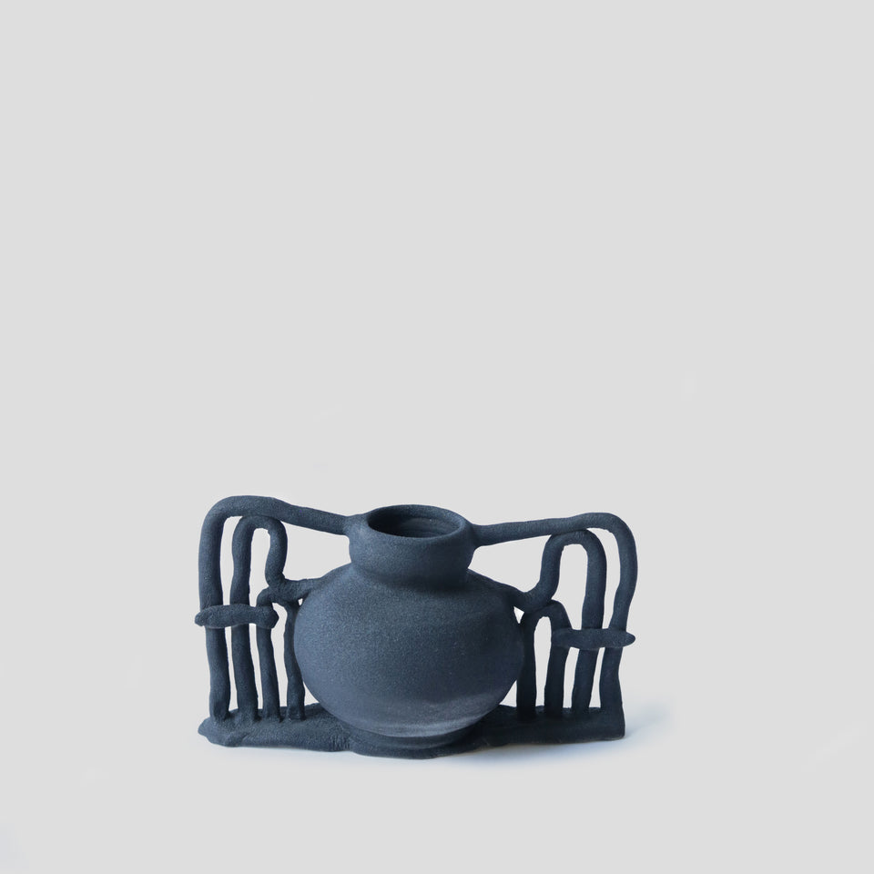 Mini black vase "A little bit like Toutankhamon"