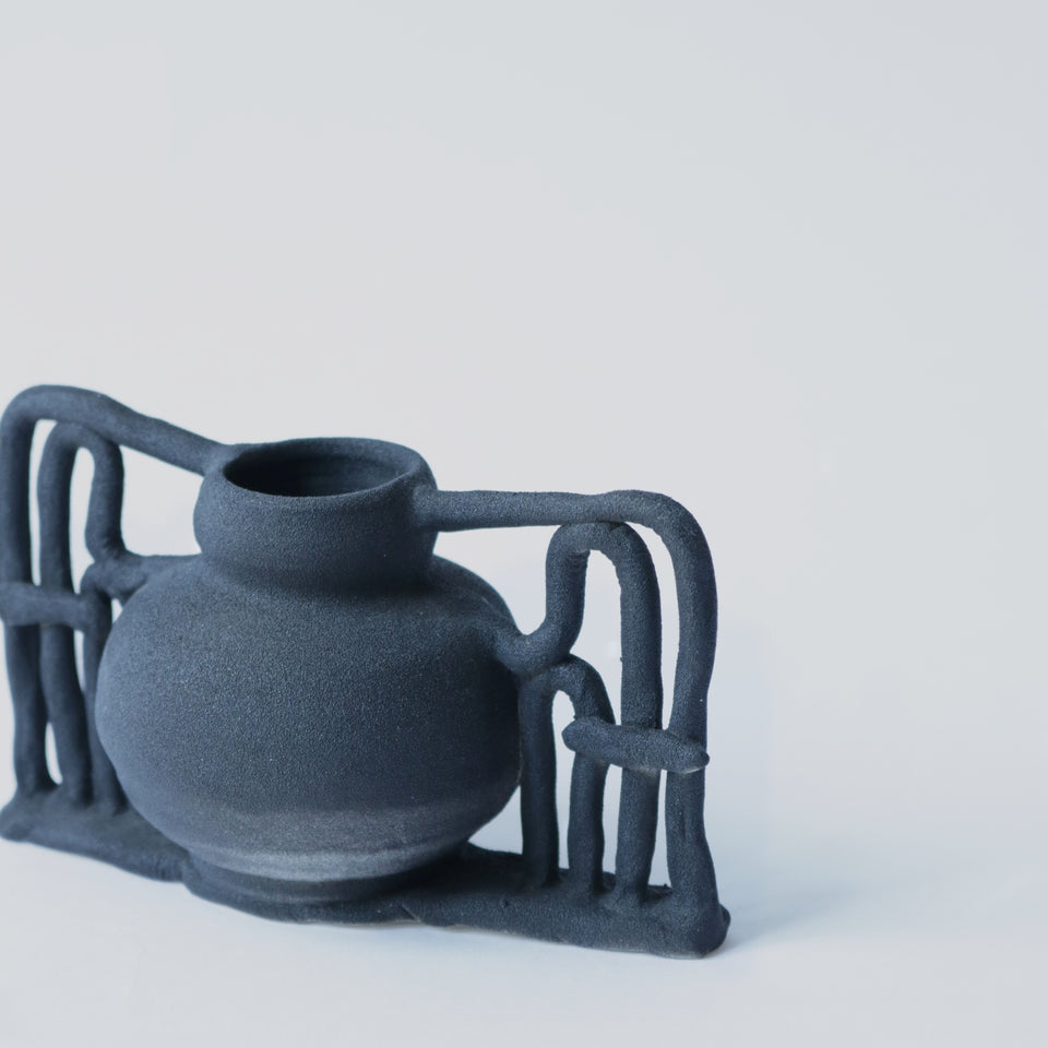 Mini black vase "A little bit like Toutankhamon"