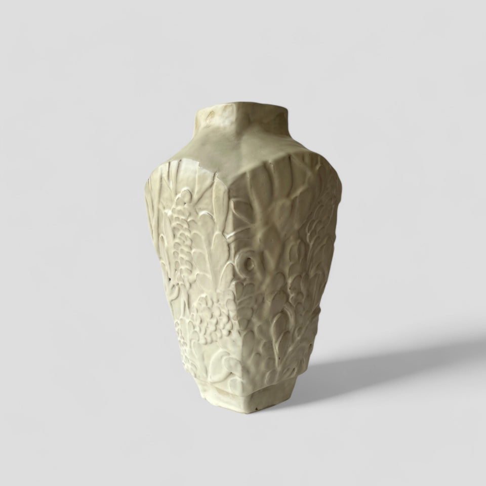 Facetted bas relief Vase Satin White