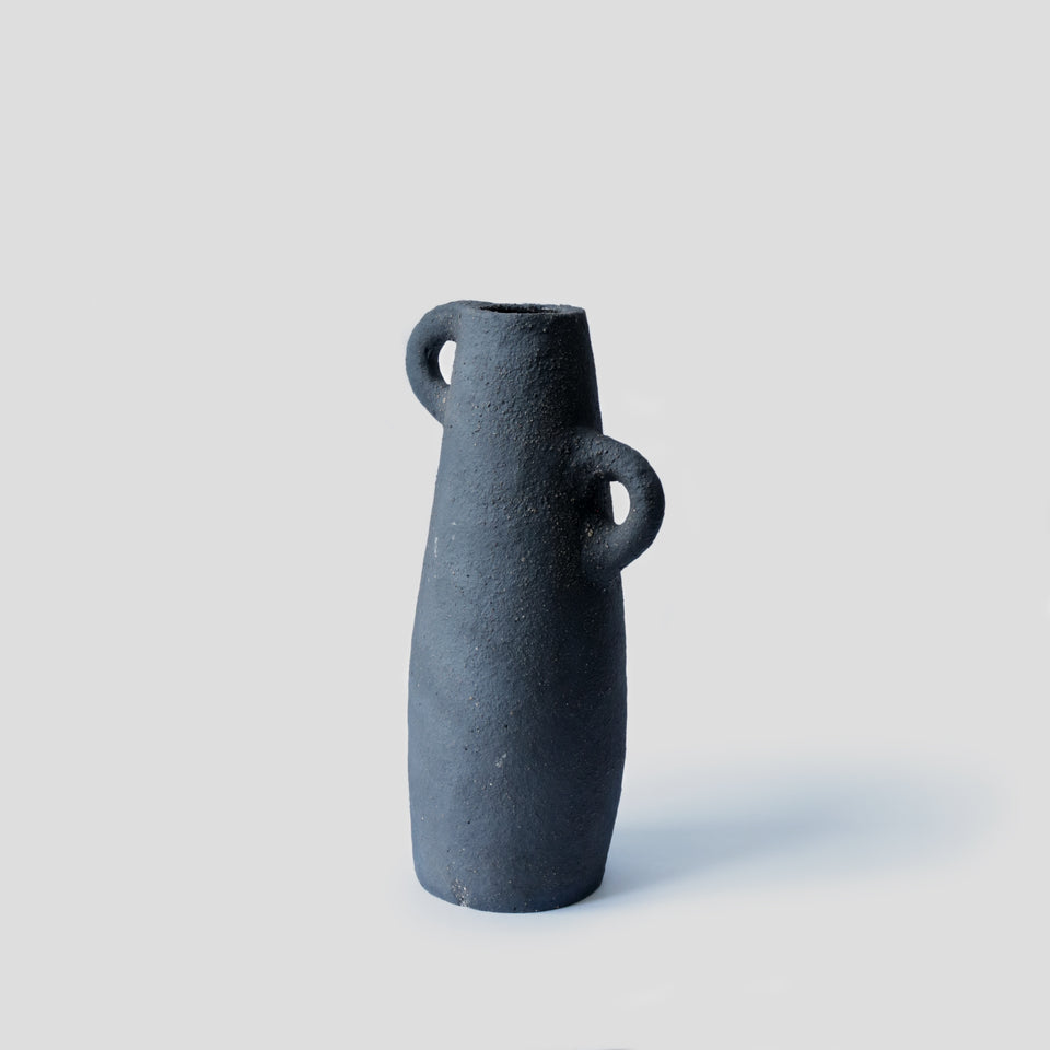 Vase noir asymétrique