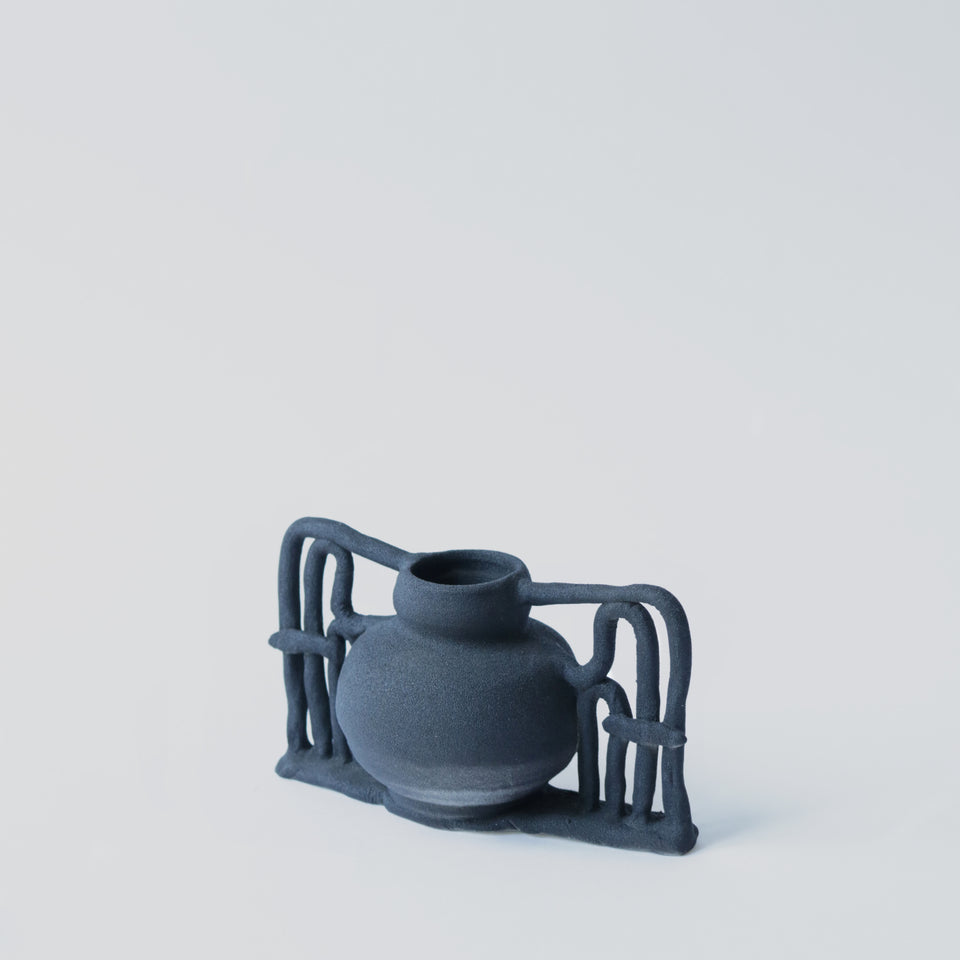 Mini black vase "A little bit like Toutankhamon"