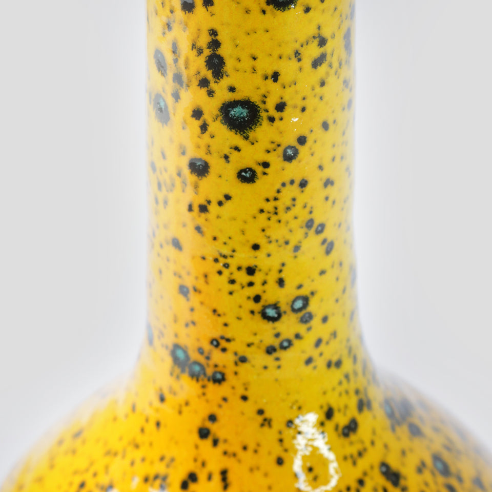 Grande bouteille évasée jaune aux éclats noirs